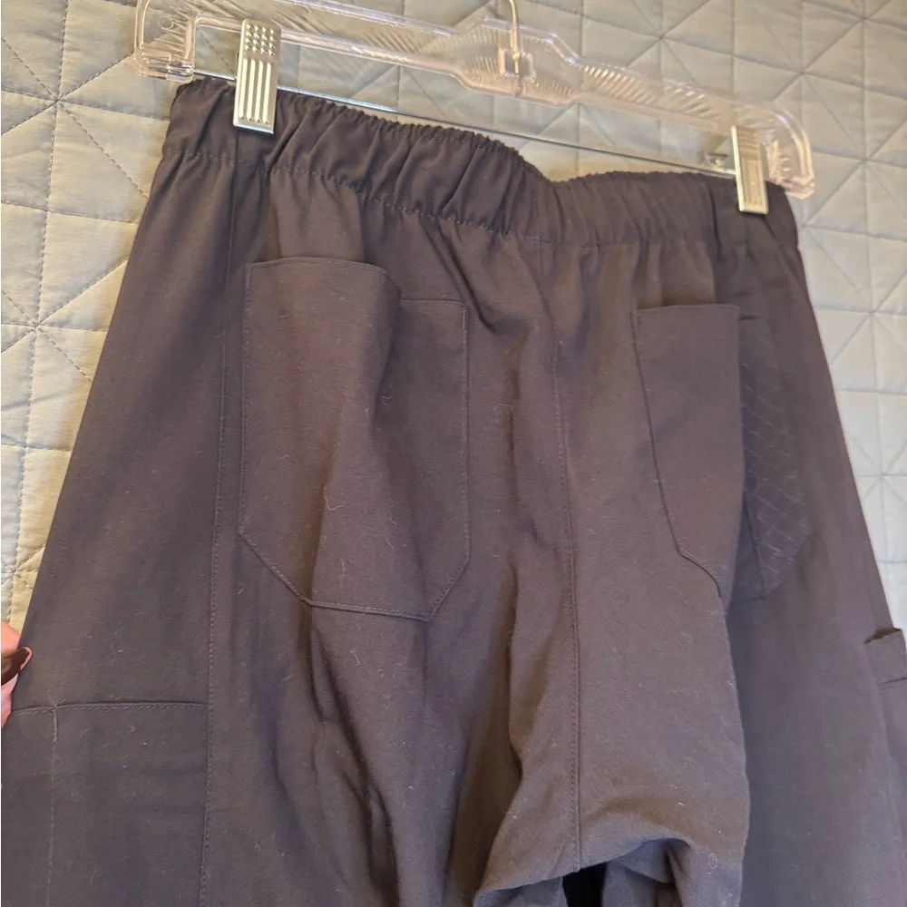 Vera Bradley: Scrub Cargo V5109 Mary Black Pants
